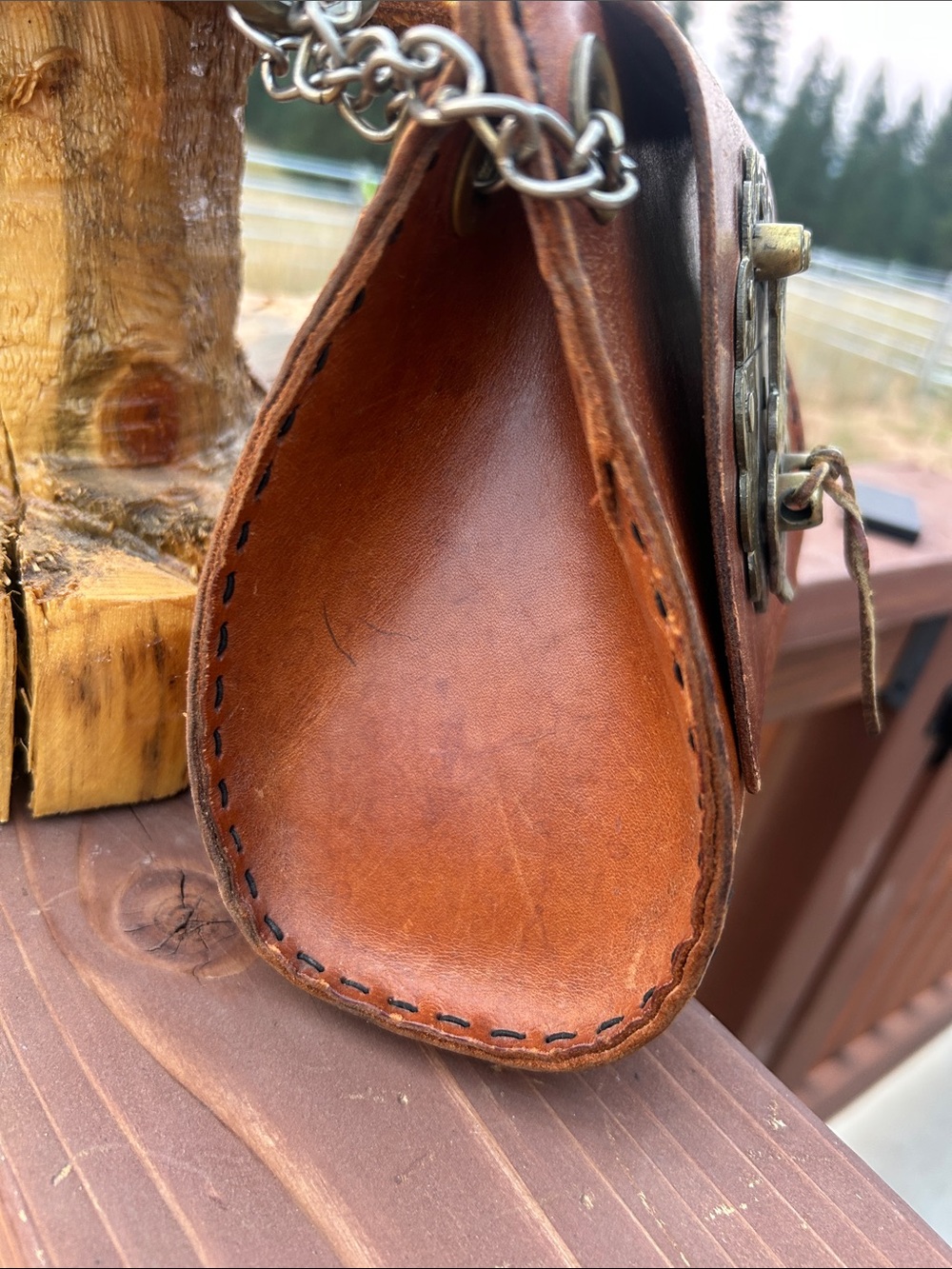 Vintage 70’s Leather Crossbody Bag with Antique Etched Brass Closure - Picture 6 of 15